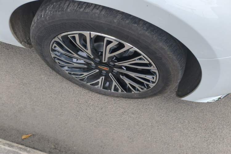 Used Hongqi H5 2024 2.0T Automatic Smart Connect Flagship Edition Right Front Wheel Hub