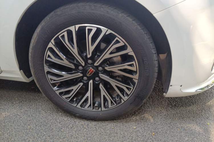 Used Hongqi H5 2024 2.0T Automatic Smart Connect Flagship Edition Right Front Wheel Hub
