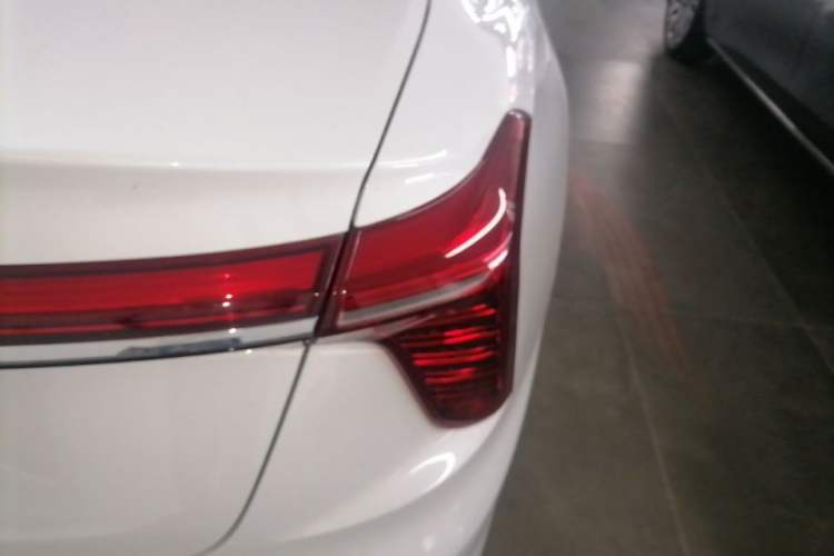 Used Hongqi H5 2024 2.0T Automatic Smart Connect Flagship Edition Right Rear Taillight
