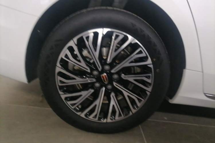 Used Hongqi H5 2024 2.0T Automatic Smart Connect Flagship Edition Right Rear Wheel Hub