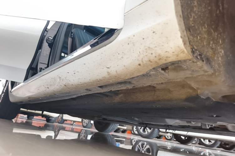 Used Hongqi H5 2024 2.0T Automatic Smart Connect Flagship Edition Right Side Sill