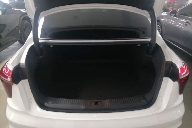 Used Hongqi H5 2024 2.0T Automatic Smart Connect Flagship Edition Trunk