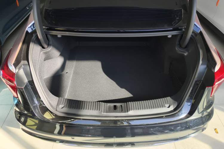 Used Hongqi H5 2024 2.0T Automatic Smart Connect Flagship Edition Trunk