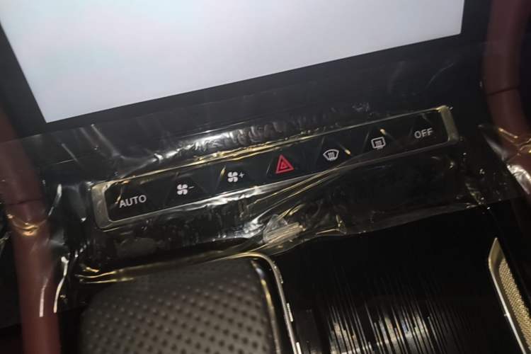 Used Hongqi H5 2025 2.0T Automatic Flag Edition – 500 000 Units Commemorative Version Audio And AC Panel