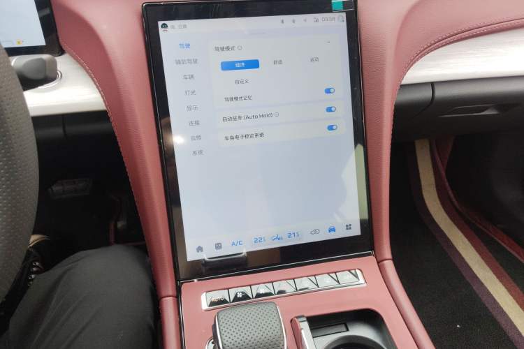 Used Hongqi H5 2025 2.0T Automatic Flag Edition – 500 000 Units Commemorative Version Audio And AC Panel