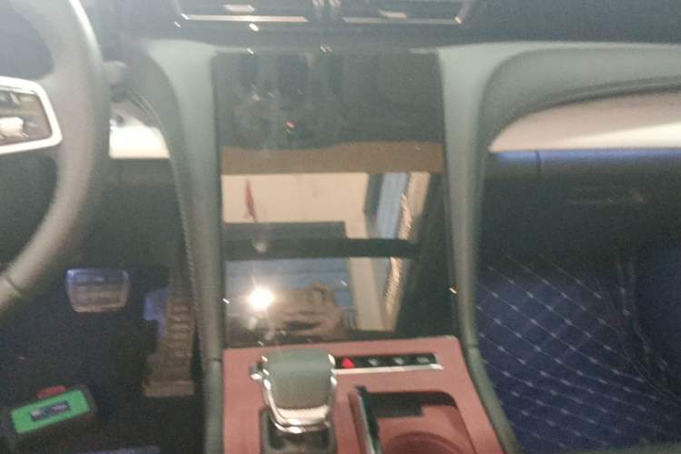 Used Hongqi H5 2025 2.0T Automatic Flag Edition – 500 000 Units Commemorative Version Audio And AC Panel