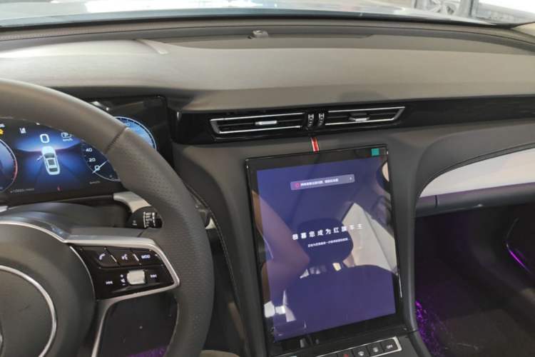 Used Hongqi H5 2025 2.0T Automatic Flag Edition – 500 000 Units Commemorative Version Audio And AC Panel