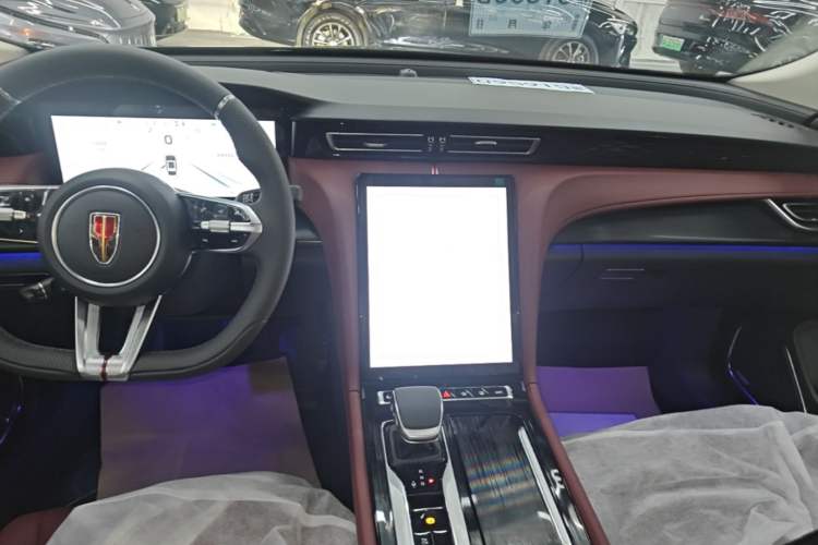 Used Hongqi H5 2025 Model 2.0T Automatic Xuan Ying 2 Million Units Commemorative Edition Audio And AC Panel
