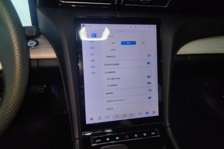 Used Hongqi H5 2025 2.0T Automatic Flagship 500 000th Unit Anniversary Edition Audio And AC Panel