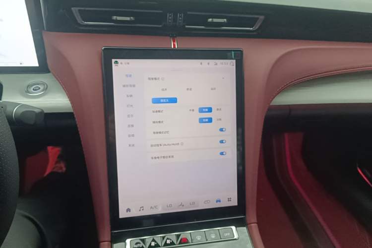 Used Hongqi H5 2025 2.0T Automatic Flag Edition – 500 000 Units Commemorative Version Audio And AC Panel