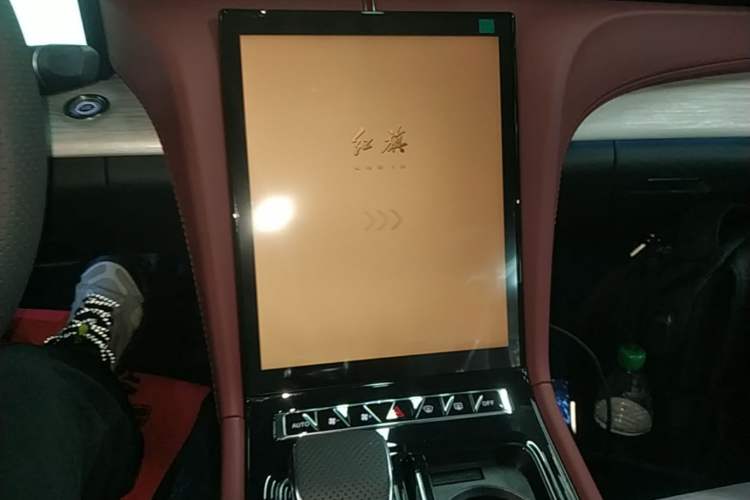 Used Hongqi H5 2025 2.0T Automatic Flag Edition – 500 000 Units Commemorative Version Audio And AC Panel