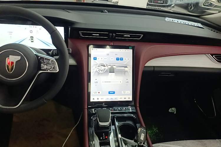 Used Hongqi H5 2025 2.0T Automatic Flag Edition – 500 000 Units Commemorative Version Audio And AC Panel