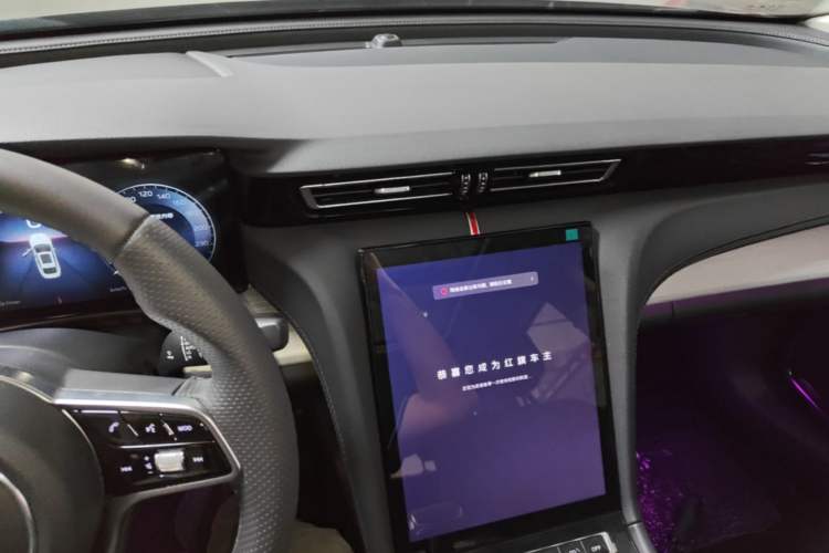 Used Hongqi H5 2025 2.0T Automatic Flag Edition – 500 000 Units Commemorative Version Audio And AC Panel