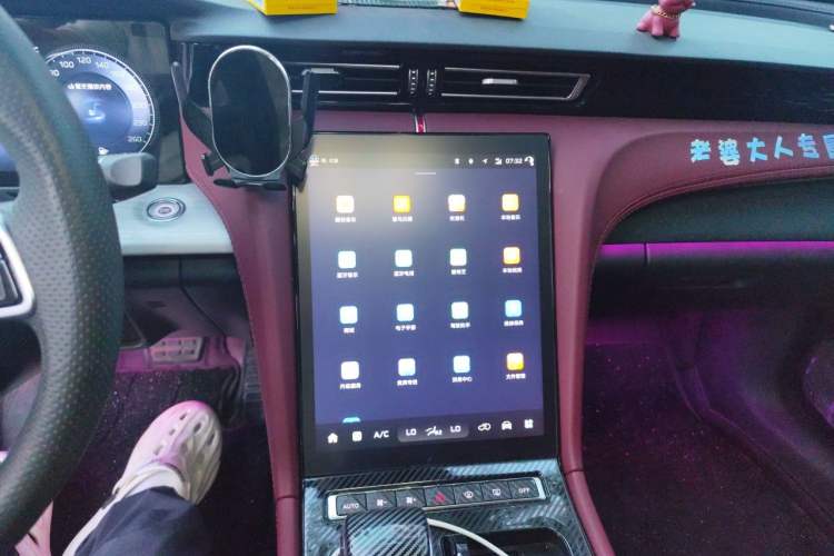 Used Hongqi H5 2025 2.0T Automatic Flag Edition – 500 000 Units Commemorative Version Audio And AC Panel