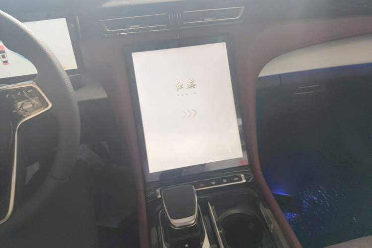 Used Hongqi H5 2025 2.0T Automatic Flag Edition – 500 000 Units Commemorative Version Audio And AC Panel