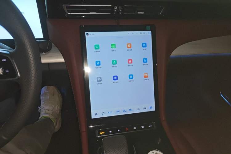 Used Hongqi H5 2025 2.0T Automatic Flag Edition – 500 000 Units Commemorative Version Audio And AC Panel