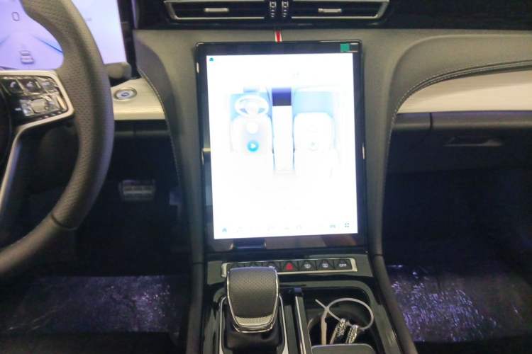 Used Hongqi H5 2025 2.0T Automatic Flag Edition – 500 000 Units Commemorative Version Audio And AC Panel