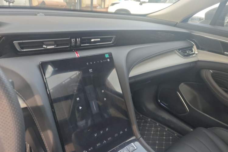 Used Hongqi H5 2025 2.0T Automatic Flag Edition – 500 000 Units Commemorative Version Audio And AC Panel
