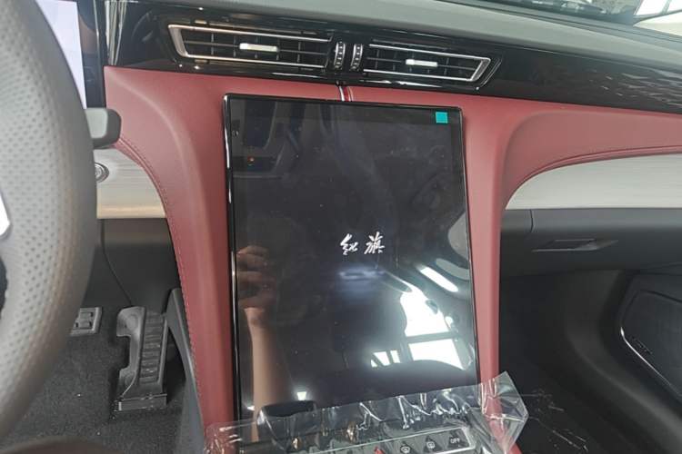 Used Hongqi H5 2025 2.0T Automatic Flag Edition – 500 000 Units Commemorative Version Audio And AC Panel