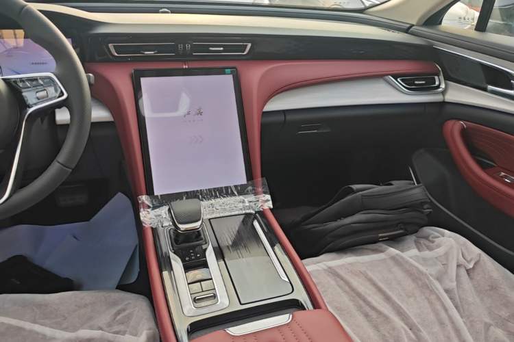 Used Hongqi H5 2025 2.0T Automatic Flag Edition – 500 000 Units Commemorative Version Audio And AC Panel