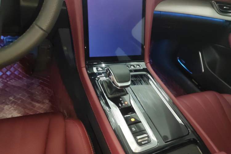 Used Hongqi H5 2025 2.0T Automatic Flag Edition – 500 000 Units Commemorative Version Audio And AC Panel