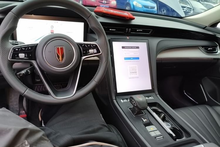 Used Hongqi H5 2025 2.0T Automatic Flag Edition – 500 000 Units Commemorative Version Center Console