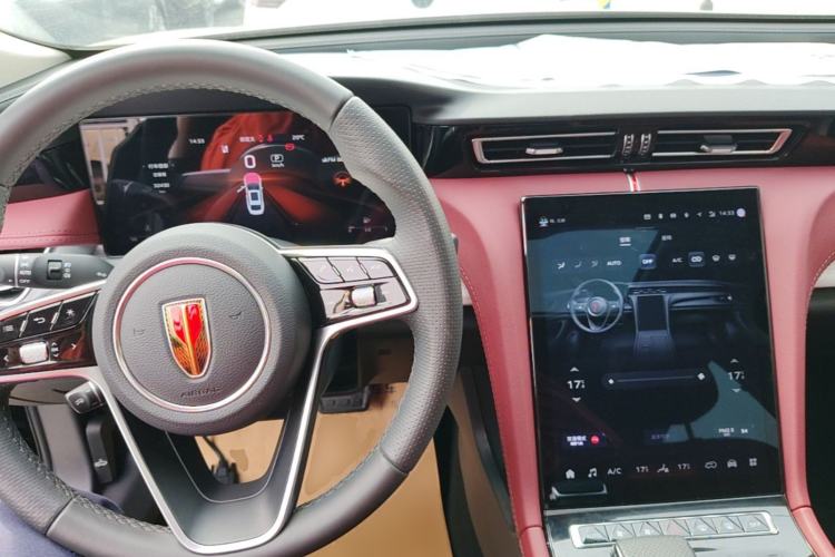 Used Hongqi H5 2025 2.0T Automatic Flag Edition – 500 000 Units Commemorative Version Center Console