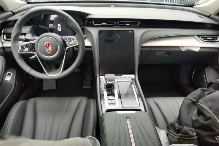 Used Hongqi H5 2025 2.0T Automatic Flag Edition – 500 000 Units Commemorative Version Center Console
