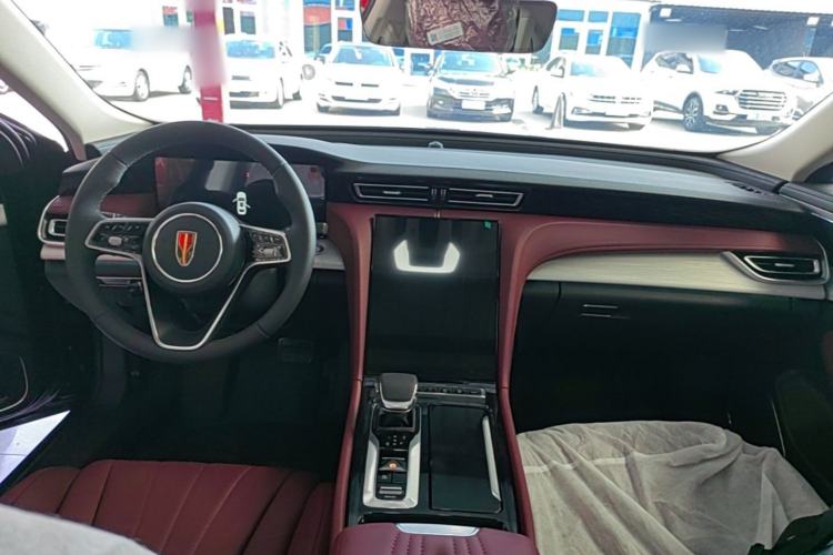 Used Hongqi H5 2025 2.0T Automatic Flag Edition – 500 000 Units Commemorative Version Center Console