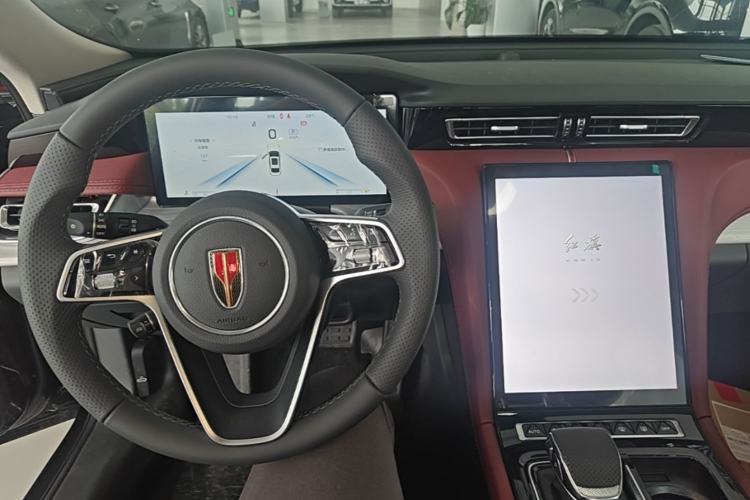Used Hongqi H5 2025 2.0T Automatic Flag Edition – 500 000 Units Commemorative Version Center Console