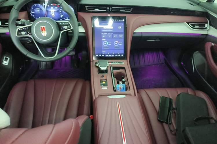 Used Hongqi H5 2025 2.0T Automatic Flag Edition – 500 000 Units Commemorative Version Center Console