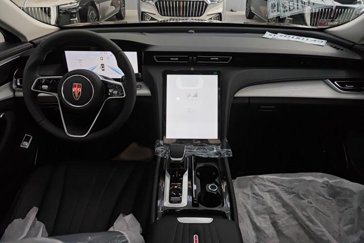 Used Hongqi H5 2025 2.0T Automatic Flag Edition – 500 000 Units Commemorative Version Center Console