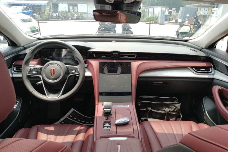 Used Hongqi H5 2025 2.0T Automatic Flag Edition – 500 000 Units Commemorative Version Center Console