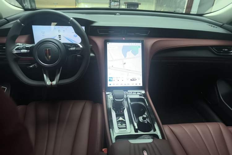 Used Hongqi H5 2025 Model 2.0T Automatic Xuan Ying 2 Million Units Commemorative Edition Center Console