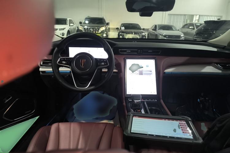 Used Hongqi H5 2025 2.0T Automatic Flag Edition – 500 000 Units Commemorative Version Center Console