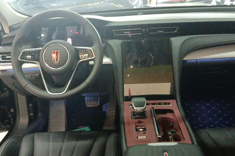 Used Hongqi H5 2025 2.0T Automatic Flag Edition – 500 000 Units Commemorative Version Center Console