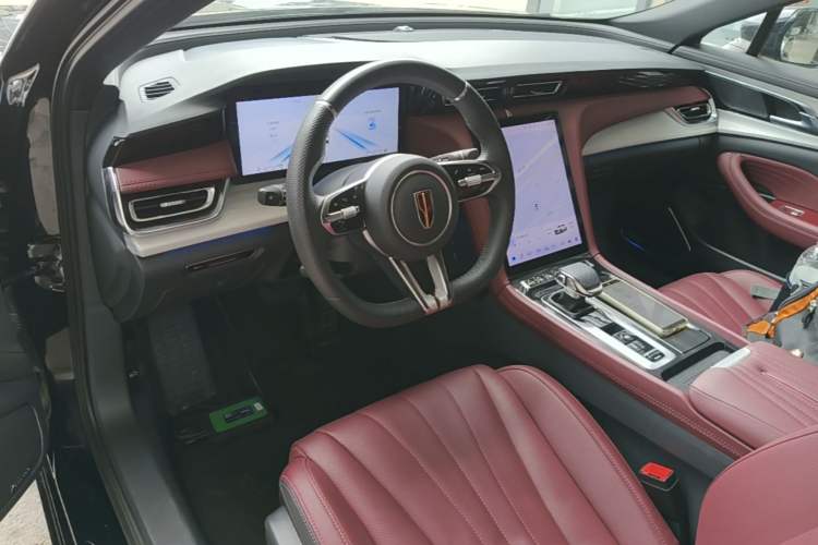 Used Hongqi H5 2025 2.0T Automatic Xuan Ying Edition Center Console