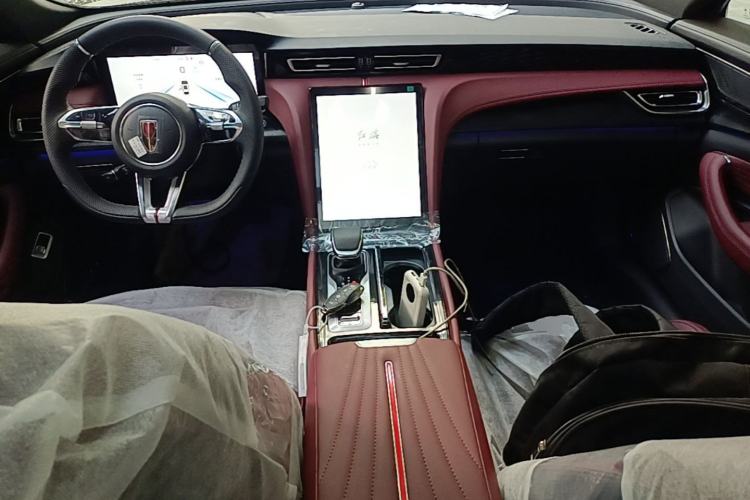 Used Hongqi H5 2025 Model 2.0T Automatic Xuan Ying 2 Million Units Commemorative Edition Center Console