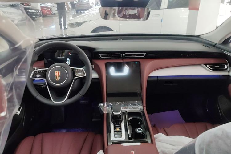 Used Hongqi H5 2025 2.0T Automatic Flag Edition – 500 000 Units Commemorative Version Center Console