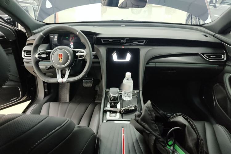 Used Hongqi H5 2025 Model 2.0T Automatic Xuan Ying 2 Million Units Commemorative Edition Center Console