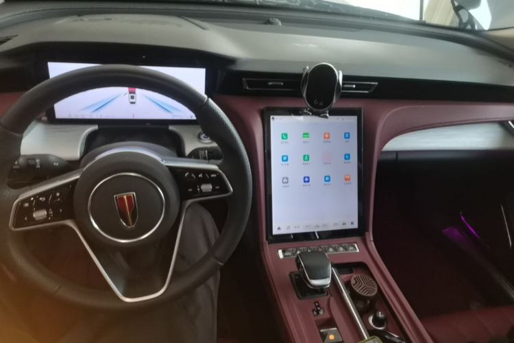 Used Hongqi H5 2025 2.0T Automatic Flag Edition – 500 000 Units Commemorative Version Center Console
