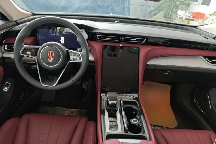 Used Hongqi H5 2025 2.0T Automatic Flag Edition – 500 000 Units Commemorative Version Center Console