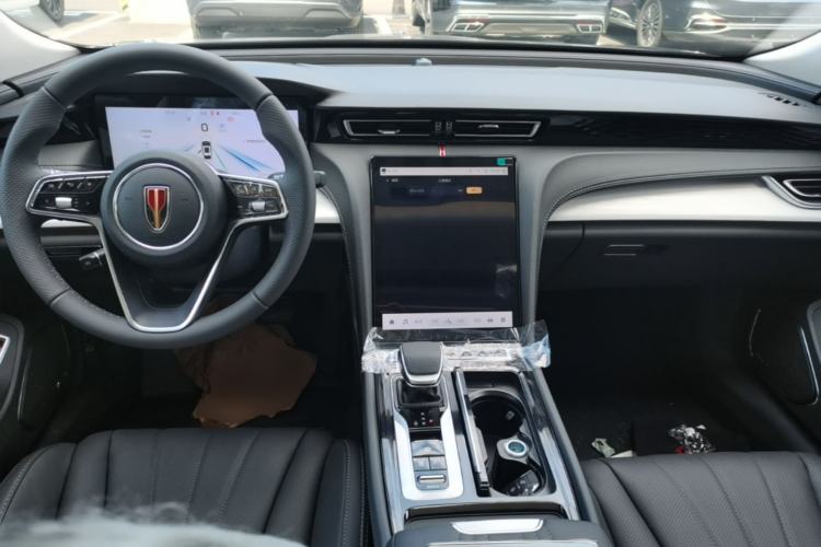 Used Hongqi H5 2025 2.0T Automatic Flag Edition – 500 000 Units Commemorative Version Center Console