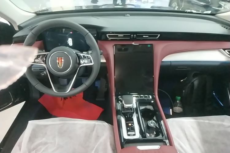 Used Hongqi H5 2025 2.0T Automatic Flag Edition – 500 000 Units Commemorative Version Center Console