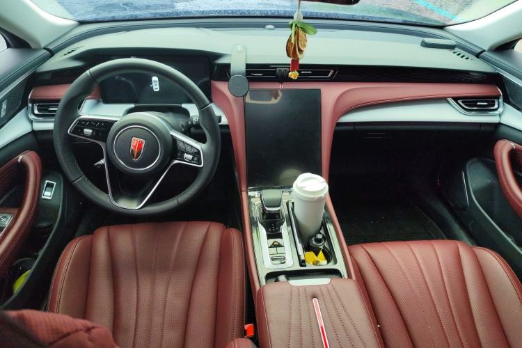 Used Hongqi H5 2025 2.0T Automatic Flag Edition – 500 000 Units Commemorative Version Center Console