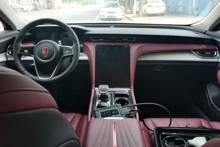 Used Hongqi H5 2025 2.0T Automatic Flag Edition – 500 000 Units Commemorative Version Center Console