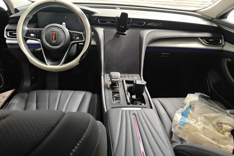 Used Hongqi H5 2025 2.0T Automatic Flag Edition – 500 000 Units Commemorative Version Center Console