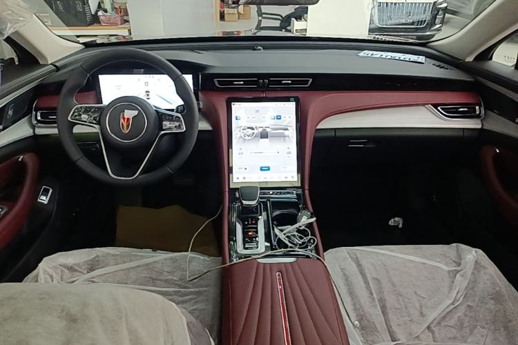 Used Hongqi H5 2025 2.0T Automatic Flag Edition – 500 000 Units Commemorative Version Center Console