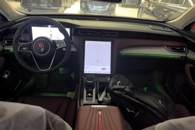 Used Hongqi H5 2025 2.0T Automatic Flag Edition – 500 000 Units Commemorative Version Center Console