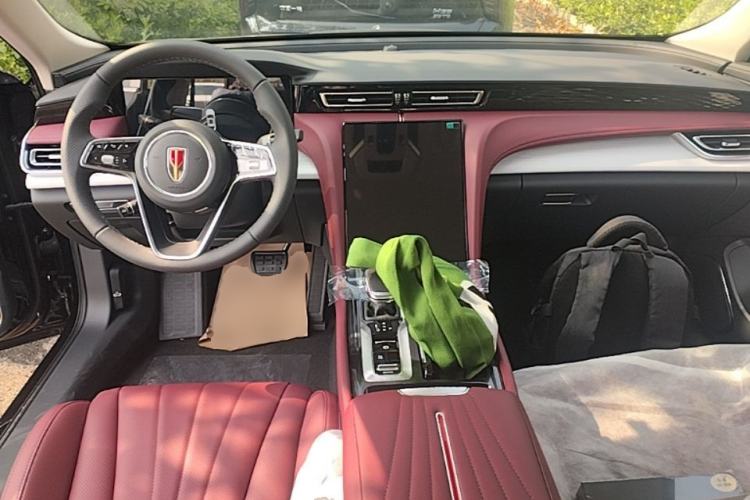 Used Hongqi H5 2025 2.0T Automatic Flag Edition – 500 000 Units Commemorative Version Center Console